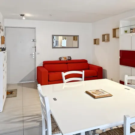 Superbe T2 Dans Avec Piscine Daire